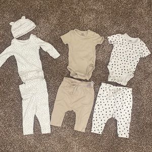 NB & 0-3 H&M Neutral Onesie and Pants Bundle